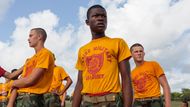 Účastníci letního tábora Marine Military Academy čekají na start štafetového závodu. (Harlingen, Texas).