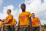 Účastníci letního tábora Marine Military Academy čekají na start štafetového závodu. (Harlingen, Texas).