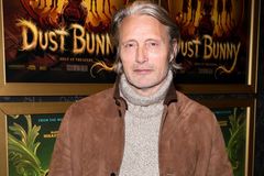 Začínal tancem, hrál v bondovce i Chlastu. Dánský herec Mads Mikkelsen slaví 60 let