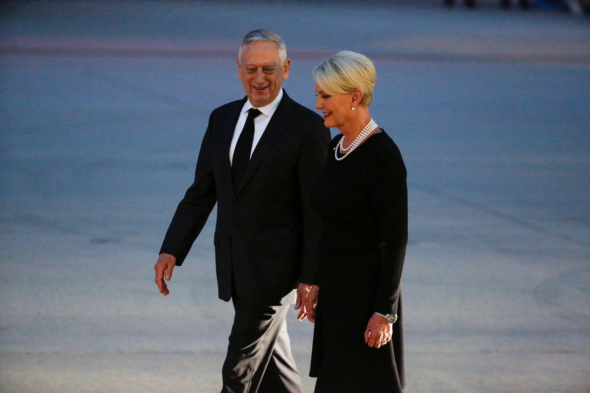 Ministr obrany Mattis a vdova Cindy McCainová