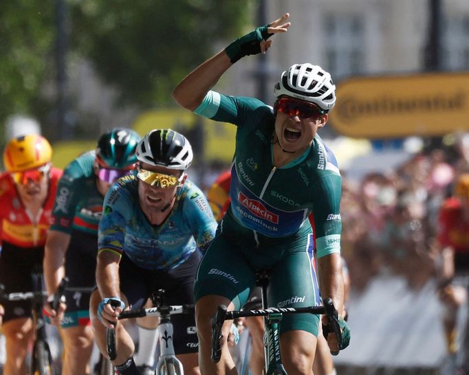 Jasper Philipsen slaví triumf ve třetí etapě Tour de France 2023.