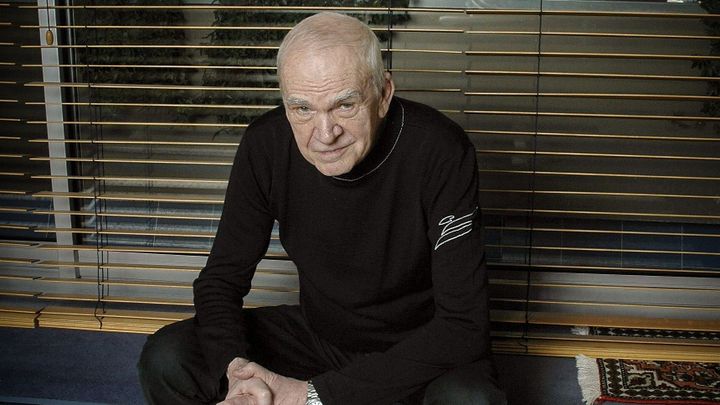 Kunderův náhrobek má podle vítězného návrhu působit, jako by levitoval nad zemí; Zdroj foto: Catherine Helie © Éditions Gallimard