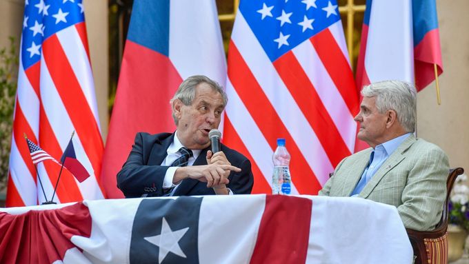 prezident Miloš Zeman a americký velvyslanec Stephen King během Zemanova projevu