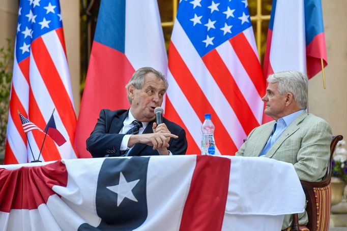 Prezident Miloš Zeman při projevu spolu s americkým velvyslancem Stephenem Kingem