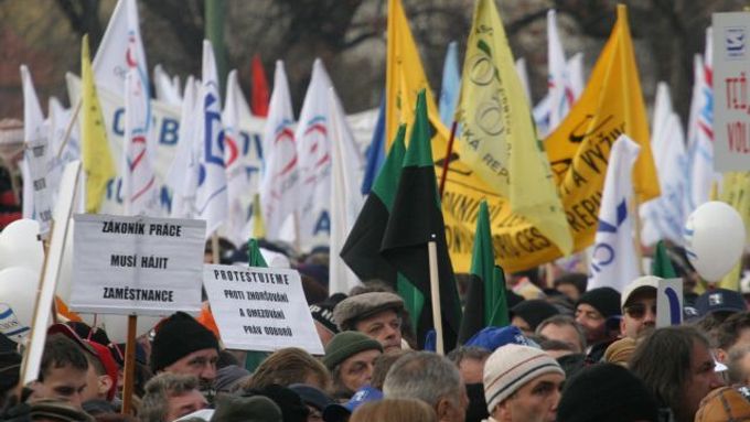 Na podporu zákoníku práce odboráři demonstrovali loni v listopadu v Praze