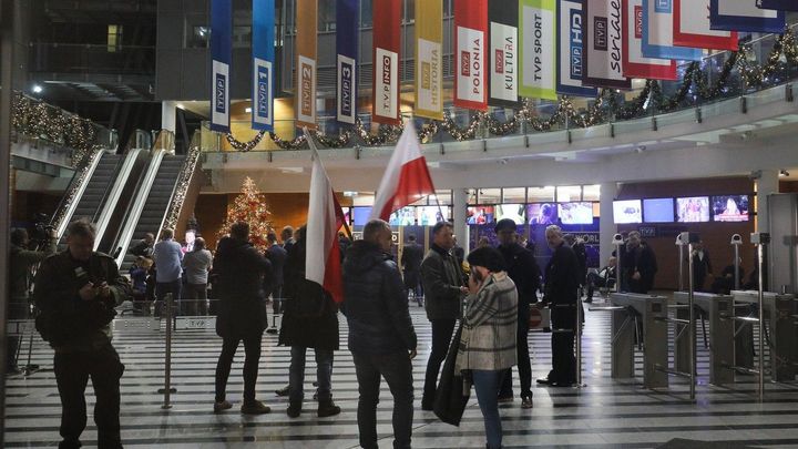 Nová polská vláda mění vedení veřejnoprávních médií. Opoziční PiS protestuje