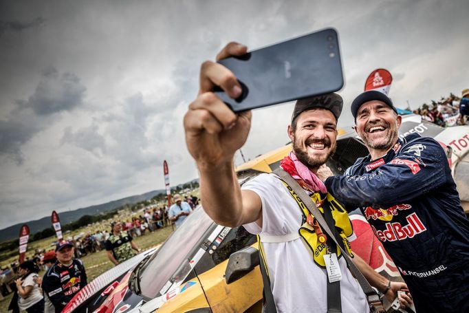 Selfie s "Panem Dakarem". Stephane Peterhansel je skvěle naladěný téměř za všech okolností. Na Dakaru získal 13 prvenství a jde vidět, že nemusí nikomu nic dokazovat.