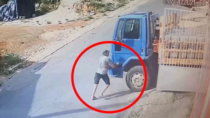 Kamion napěchovaný plynem sjížděl bez řidiče k útesu, muž riskoval život; Zdroj foto: Reuters