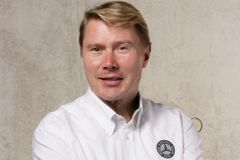 Mistr světa Häkkinen chce vyhrát Velkou pardubickou