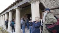 Známá antická osada Pompeje leží společně s osadou Herculaneum jižně od Neapole.