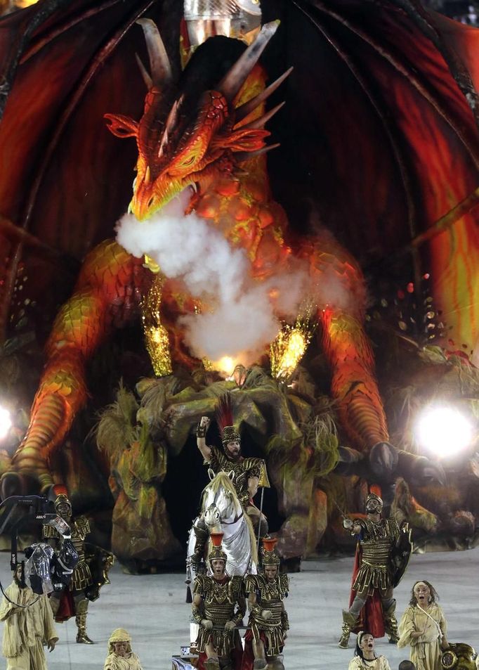 Revellers from the Beija Flor samba school participate during the annual carnival parade in Rio de Janeiro's Sambadrome, February 11, 2013. REUTERS/Ricardo Moraes (BRAZIL - Tags: SOCIETY) Published: Úno. 12, 2013, 4:03 dop.