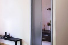 Posuvné dveře mohou vyřešit nedostatek místa v bytě