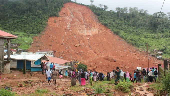 Záběry následků masivního sesuvu půdy v hlavním městě Sierry Leone Freetownu.