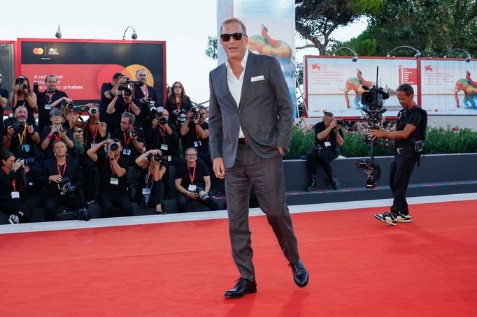 Kevin Costner na benátském festivalu.