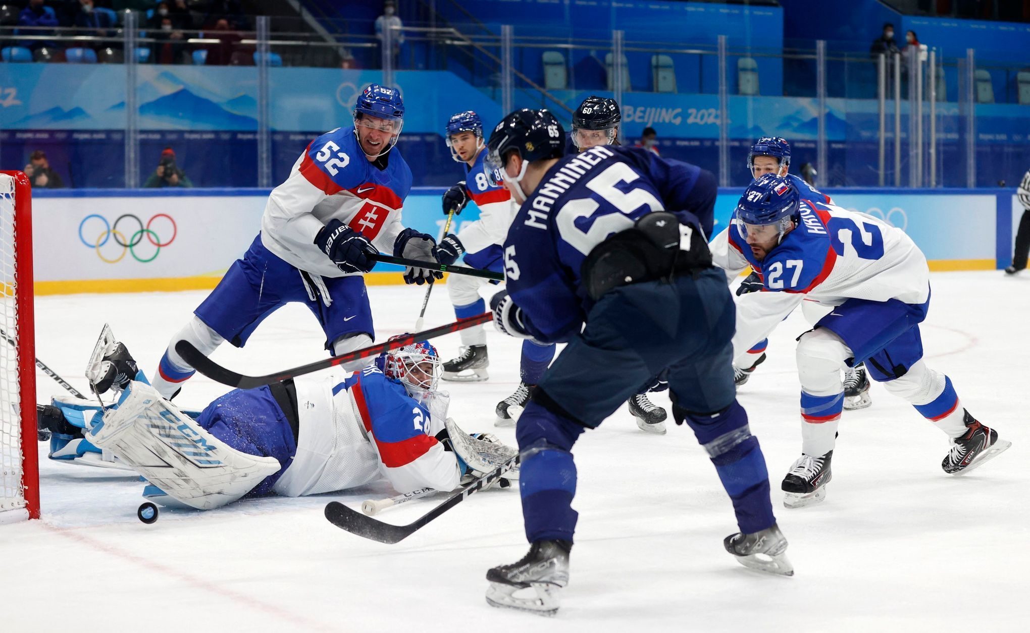 Sakari Manninen dává gól v semifinále Slovensko - Finsko na ZOH 2022 v Pekingu