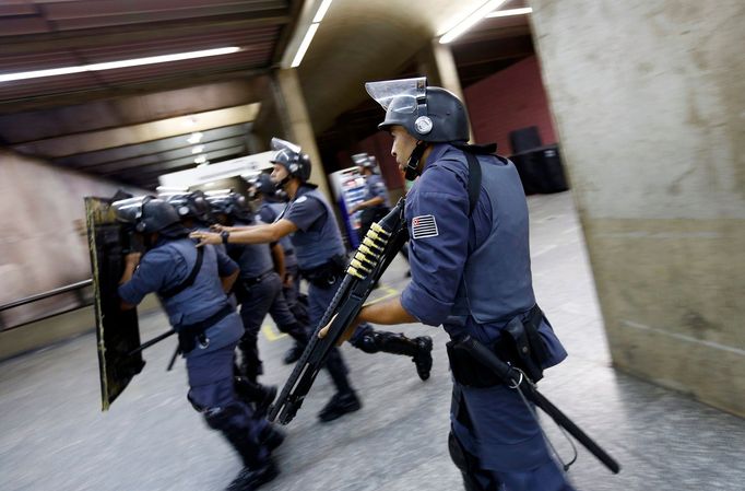 Proti stávkujícím zaměstnancům metra nastoupila policie se slzným plynem.