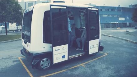 První samořiditelné autobusy už jezdí v běžném provozu. Po Helsinkách mají zájem i další města