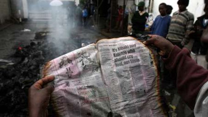 Maskovaní policisté spálili tisíce výtisků deníku The Standard