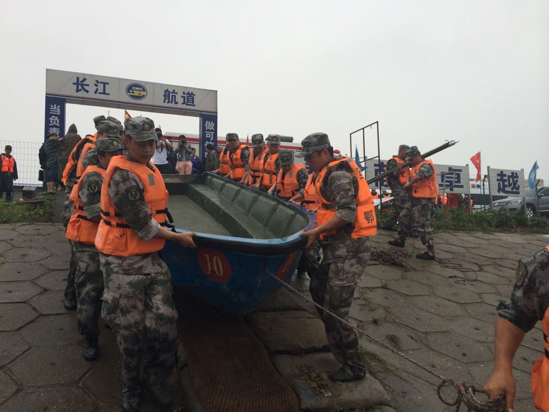 Čína - lodní neštěstí - záchranná operace