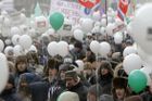 Do ulic vyrazili vybaveni tisíci bílimi balonky.