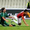 Milana Baroše (Galatasaray) stíhá v utkání Evropské ligy s Panathinaikosem Mattias Bjarsmyr.