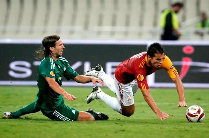 Milana Baroše (Galatasaray) stíhá v utkání Evropské ligy s Panathinaikosem Mattias Bjarsmyr.