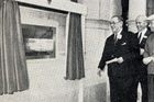 První bankomat vznikl před padesáti lety. Jejich "otec" chtěl mít peníze kdykoliv