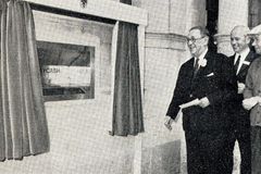 První bankomat vznikl před padesáti lety. Jejich "otec" chtěl mít peníze kdykoliv