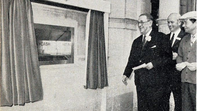 První bankomat na světě má 50 let. Momentka z jeho slavnostního zprovoznění.