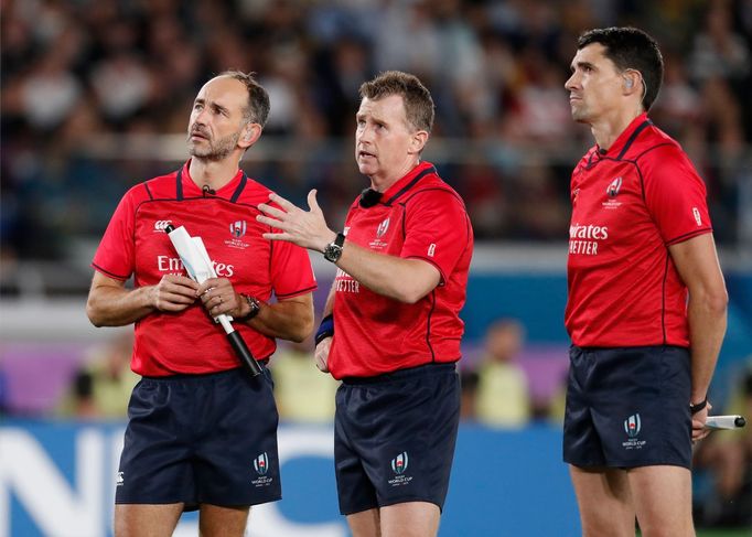 Semifinále MS v ragby 2019, Anglie - Nový Zéland: Hlavní rozhodčí Nigel Owens (uprostřed) se radí s kolegy u videa.