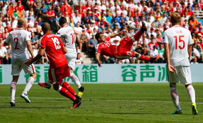 Euro 2016, Polsko-Švýcarsko: Xherdan Shaqiri dává gól na 1:1