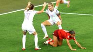 Ada Hegerberg a Caroline Graham Hansen z Norska slaví druhý gól po vlastní teči Švýcarky Julie Stierli, zatímco Iman Beney zůstává zklamaná.
