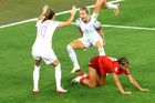 Ada Hegerberg a Caroline Graham Hansen z Norska slaví druhý gól po vlastní teči Švýcarky Julie Stierli, zatímco Iman Beney zůstává zklamaná.