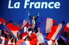 Emmanuel Macron slaví vítězství v prvním kole prezidentských voleb.