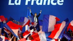 Emmanuel Macron slaví vítězství v prvním kole prezidentských voleb.