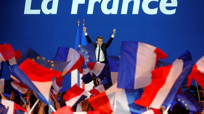 Emmanuel Macron slaví vítězství v prvním kole. Někteří jeho podporovatelé ale nabádají ke střídmosti, vyhráno ještě nemá.
