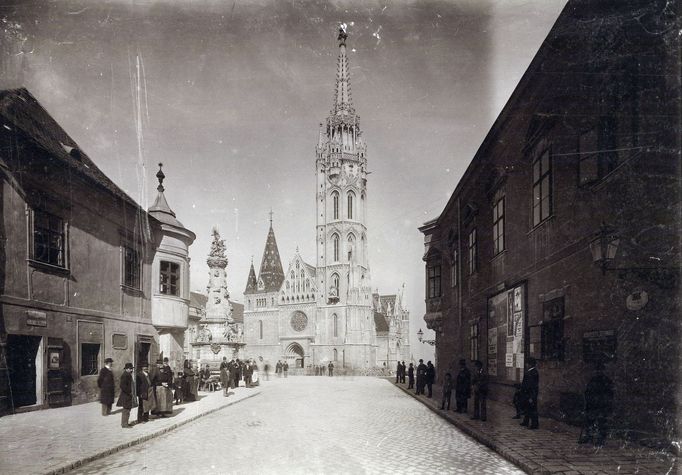 Náměstí Szentháromság a Matyášův kostel při pohledu z ulice Szentháromság. Fotografie byla pořízena v roce 1896.