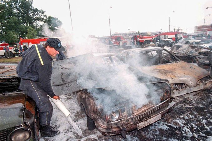 Následky havarijní srážky dvou armádních stíhacích letounů MiG-21 na českobudějovickém sídlišti Vltava. 8. 6. 1998