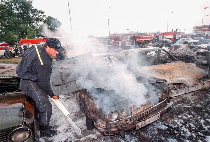 Následky havarijní srážky dvou armádních stíhacích letounů MiG-21 na českobudějovickém sídlišti Vltava. 8. 6. 1998