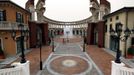 Two women walk through a building that resembles a Roman Coliseum at the Florentia Village in the district of Wuqing, located on the outskirts of the city of Tianjin June 13, 2012. The shopping center, which covers an area of some 200,000 square meters, was constructed on a former corn field at an estimated cost of US$220 million and copies old Italian-style architecture with Florentine arcades, a grand canal, bridges, and a Coliseum-like building. REUTERS/David Gray (CHINA - Tags: SOCIETY BUSINESS) Published: Čer. 13, 2012, 5:21 odp.