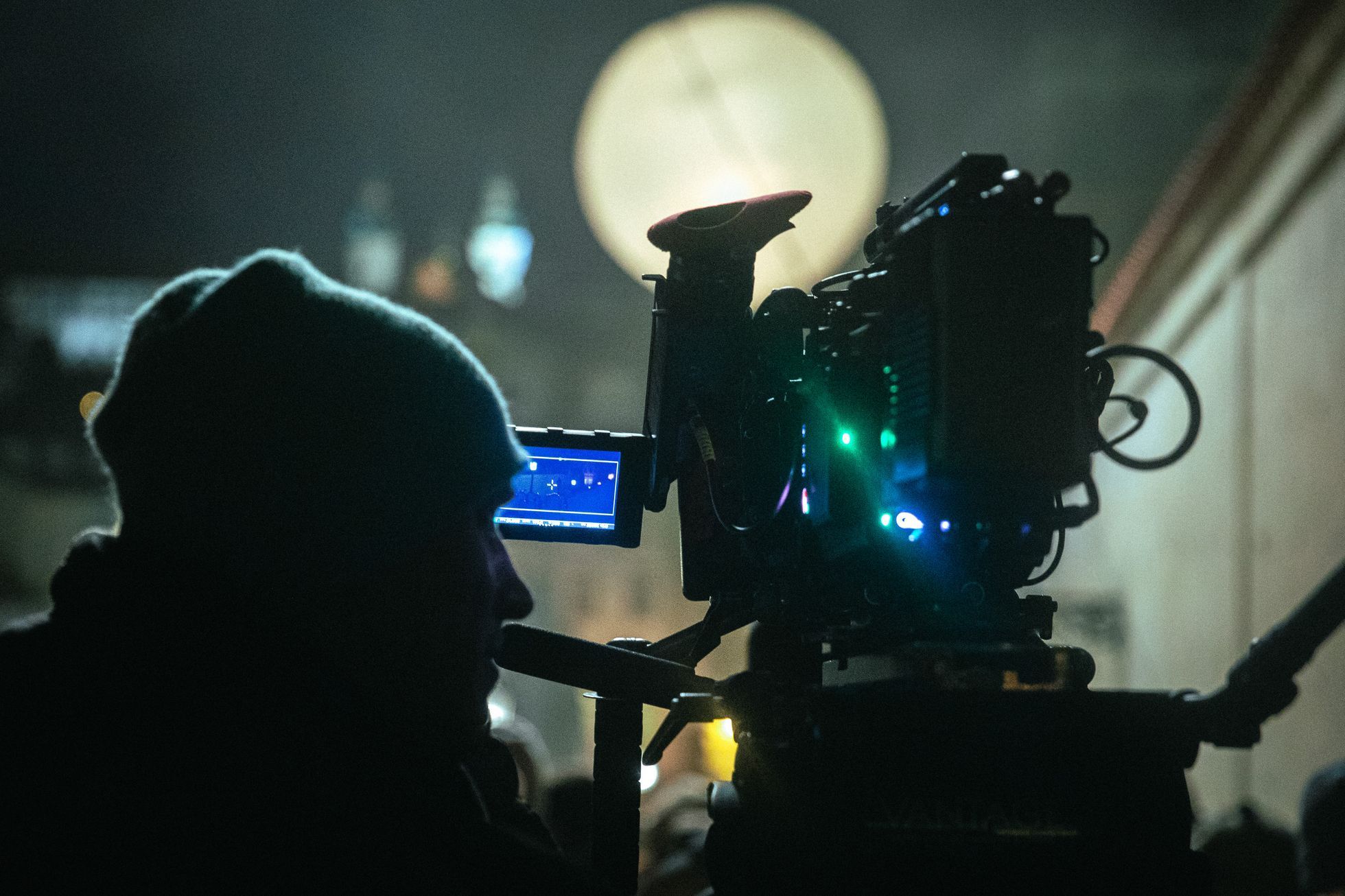 Natáčení filmu Vlny režiséra Jiřího Mádla, poslední natáčecí den, davová scéna, Nerudova ulice v Praze