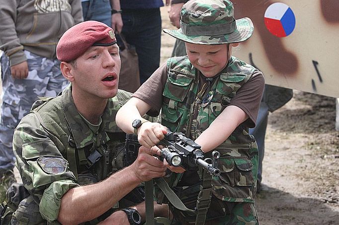 Ve vojenském muzeu v Lešanech. Voják české armády ukazuje dětem jak je střílení snadné