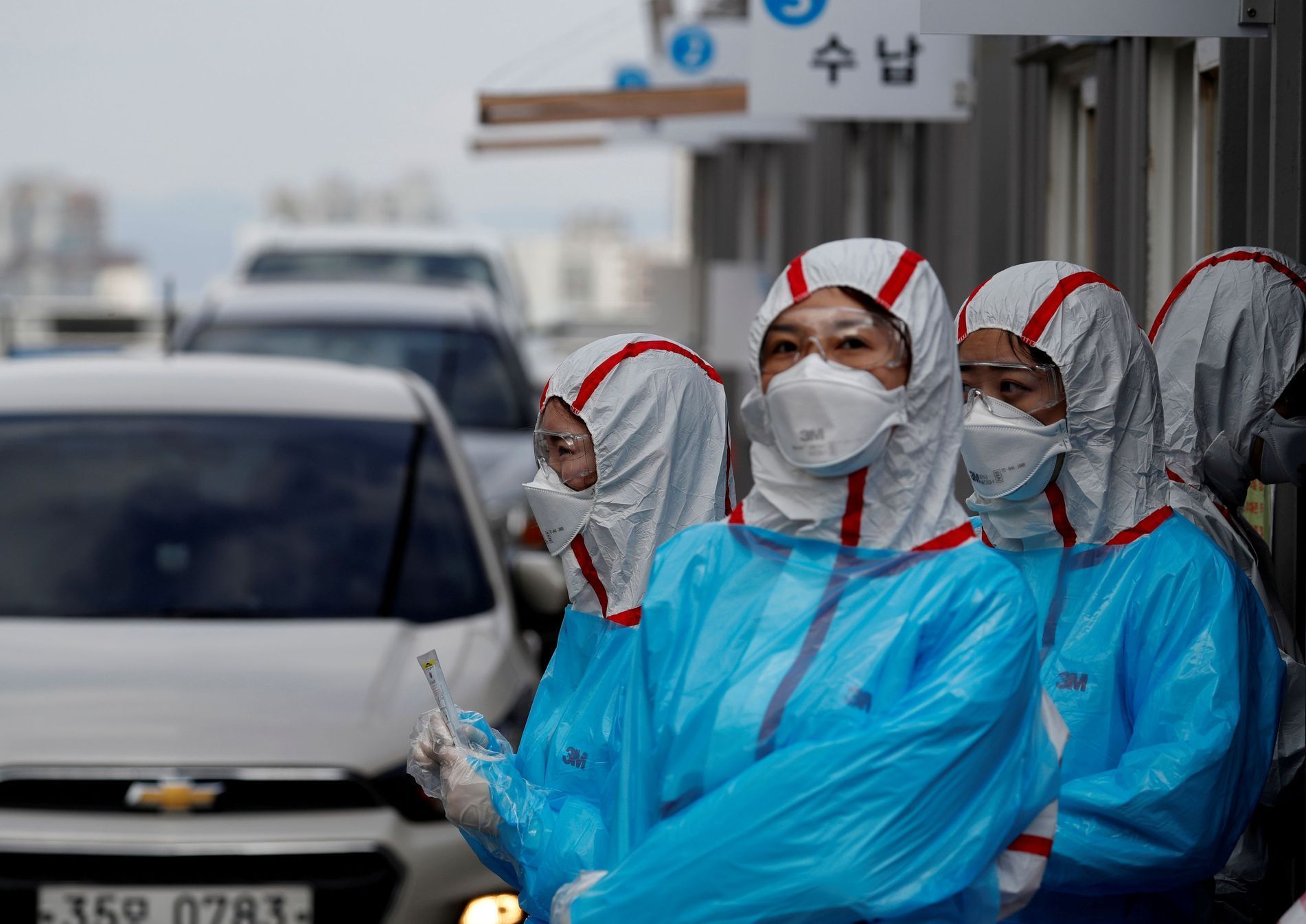 Testování na koronavirus v takzvaném "drive-in" v Jižní Koreji.