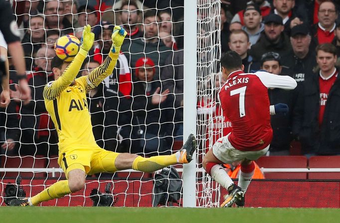 Alexis Sánchez střílí Hugu Llorisovi gól na 2:0.