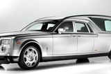 Novinkou je Rolls-Royce Phantom Hearse B12, který je určitě nejluxusnějším pohřebním automobilem na světě.