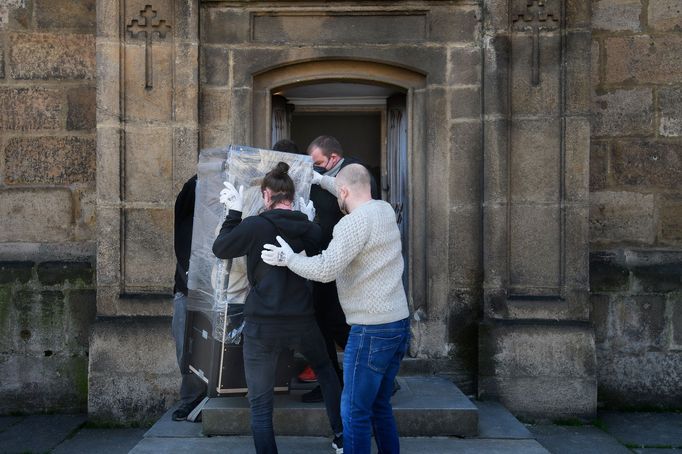 Převoz Plzeňské madony z katedrály svatého Bartoloměje do výstavní síně Masné krámy.