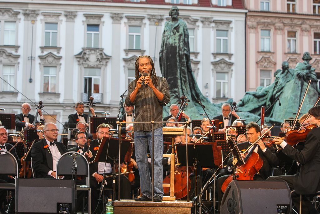 Česká fiharmonie a Bobby McFerrin na Staroměstském náměstí