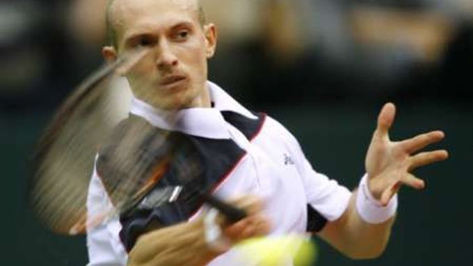 Ruský tenista Nikolaj Davyděnko při zápase finále Davis Cup s Ignacio Chelem z Argentiny.