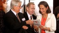 Setkání skoro-prezidentů. Exprezident Václav Havel uprostřed, vlevo možný prezidentský kandidát Jiří Dienstbier a vpravo Ségolene Royalová, prezidentská kandidátka francouzských socialistů.