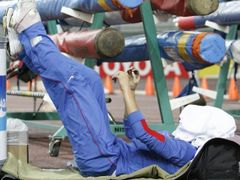 Nerušit! Ruská tyčkařka Jelena Isinbajevová odpočívá před dalším pokusem.